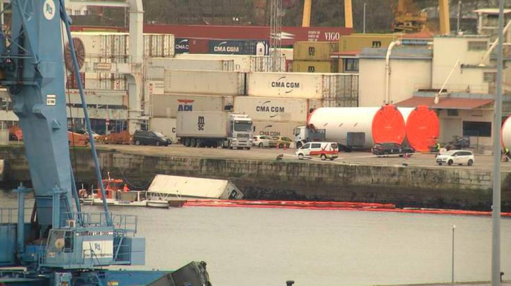 Fallece un transportista en el Puerto de Vigo al caer su camión al agua