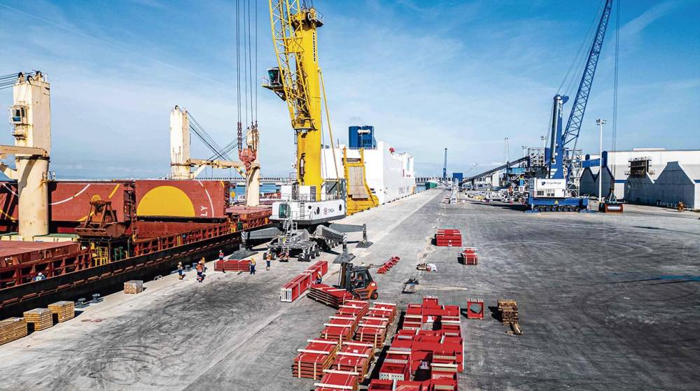 A Coruña acoge el embarque de 5.800 toneladas de piezas para un proyecto científico en Estados Unidos