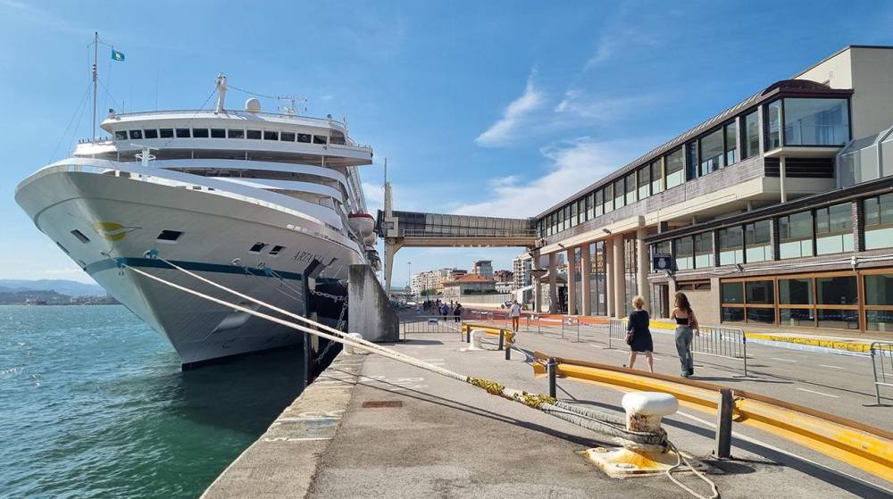 El “Artania” escala en el Puerto de Santander con 1.260 pasajeros a bordo
