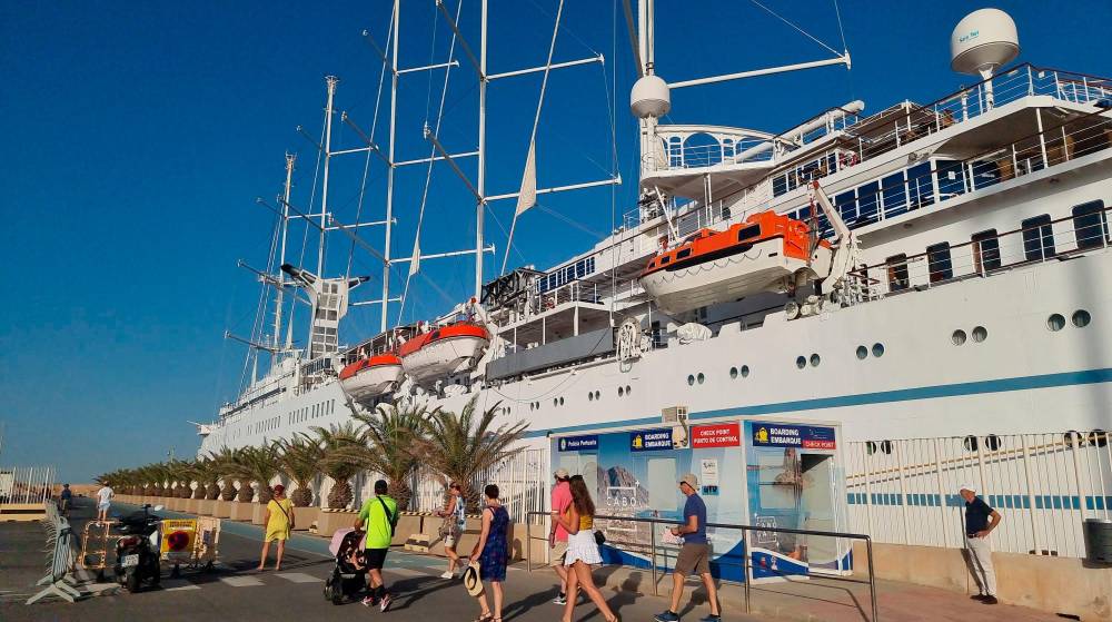 El Puerto de Almería acoge casi 250 turistas del “Wind Surf”