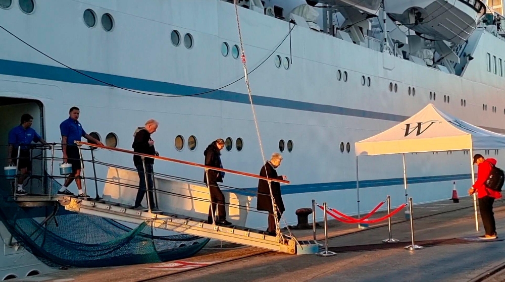 El velero “Wind Surf” cierra la temporada de cruceros en Almería