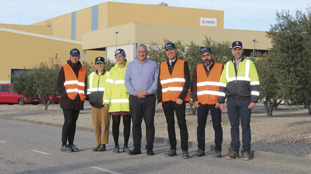 El presidente del Port de Tarragona visita la planta de producci&oacute;n de papel de Essity ubicada en Puigpelat
