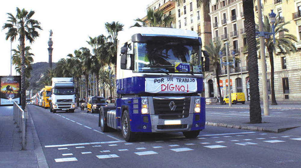 Unos 700 camiones de Sintraport dan visibilidad a sus demandas laborales entre los barceloneses