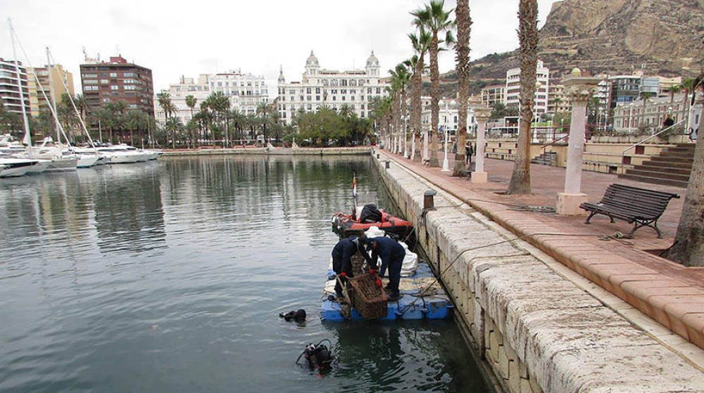 Alicante Port recupera 3 toneladas de objetos arrojados al fondo marino de los muelles I, II y IV del puerto