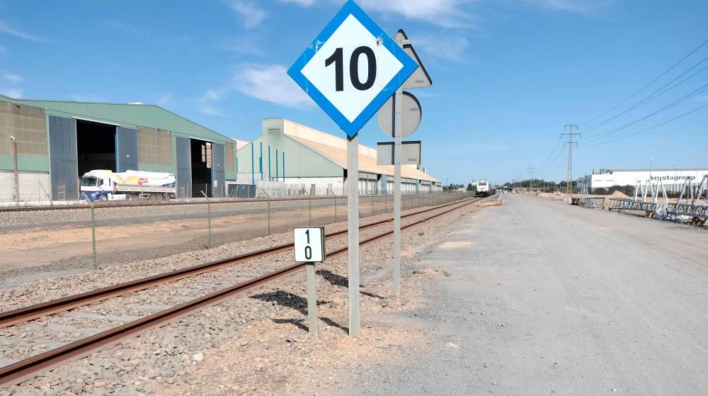 La AP de Huelva inicia las obras para renovar varios tramos de la vía férrea del puerto exterior