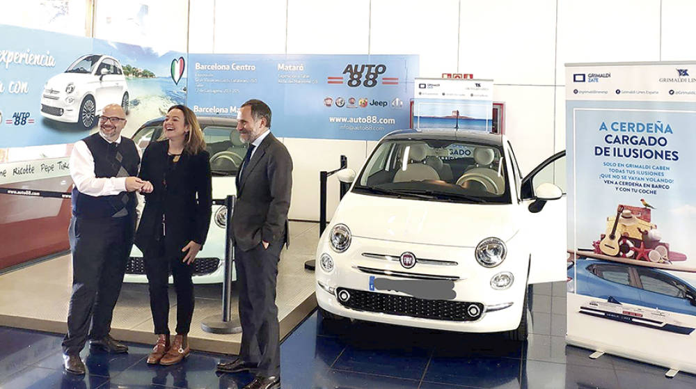 Grimaldi y Auto 88 entregan el Fiat 500 a la ganadora del sorteo hecho entre los pasajeros que viajaron en 2018 entre Barcelona e Italia