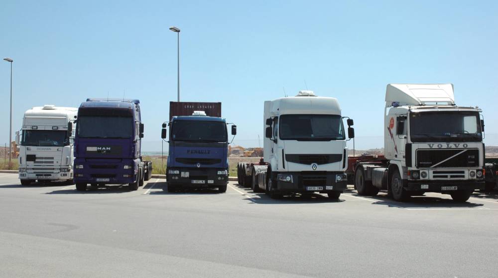 Los transportistas de Barcelona denuncian la falta de plazas de aparcamiento en el Puerto