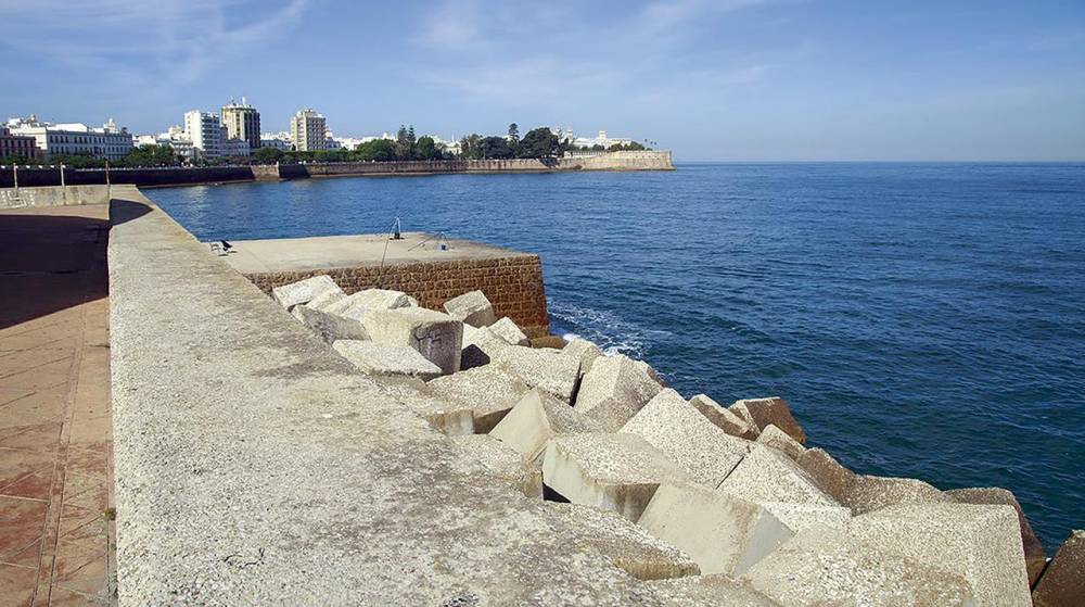 Cádiz retira más de 1.800 kilos de basura de las escolleras de la bahía