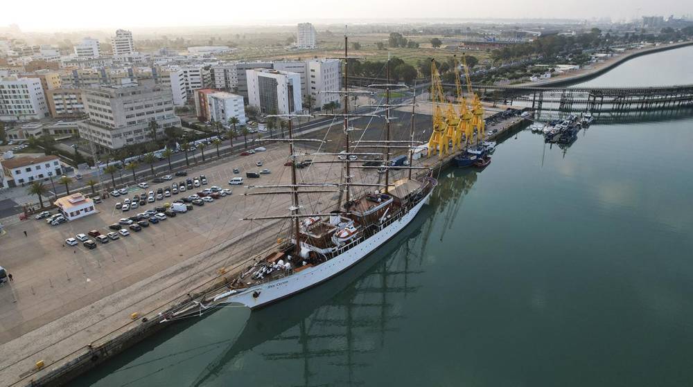 El velero de lujo “Sea Cloud” escala en el Puerto de Huelva