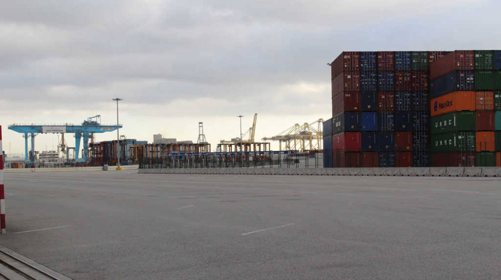 El paro del transporte inmoviliza unos 4.000 contenedores diarios en el Puerto de Barcelona