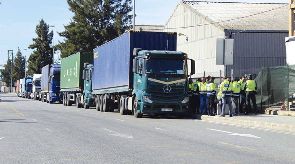 El transporte de contenedores vuelve al trabajo con cuentagotas en el Puerto de Barcelona
