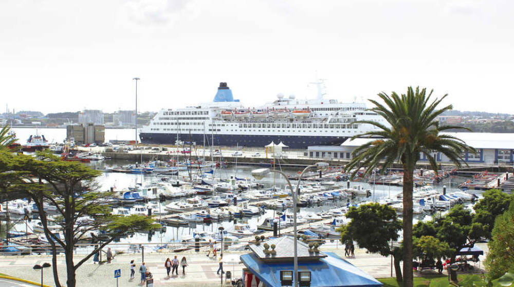 El &quot;Saga Sapphire&quot; inaugura la temporada de cruceros y pernocta por primera vez en Ferrol