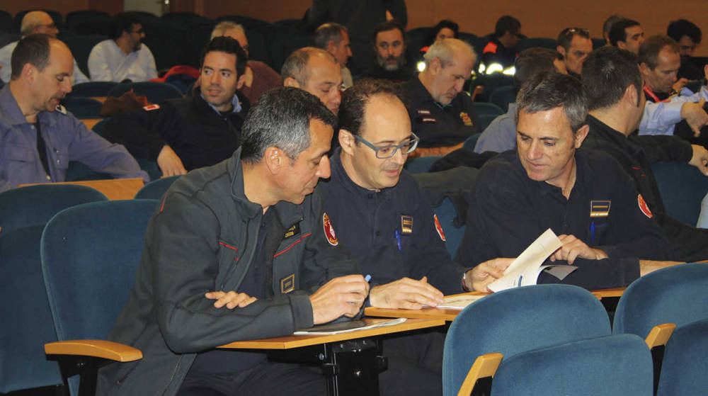 Los bomberos perfeccionan las t&eacute;cnicas ante los riesgos tecnol&oacute;gicos en el puerto de Valencia
