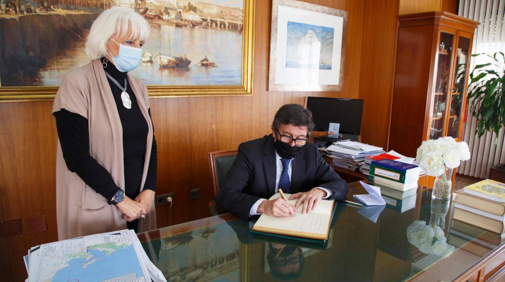 Rodríguez Dapena y Teófila Martínez abordan los proyectos estratégicos del Puerto de Cádiz