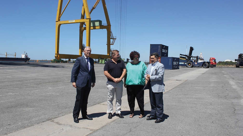 Calvo viernes casete La consejera de Políticas Agrarias de la Junta de Extremadura visita el Puerto de Huelva Calvo viernes casete La consejera de Políticas Agrarias de la Junta de Extremadura visita el Puerto de Huelva