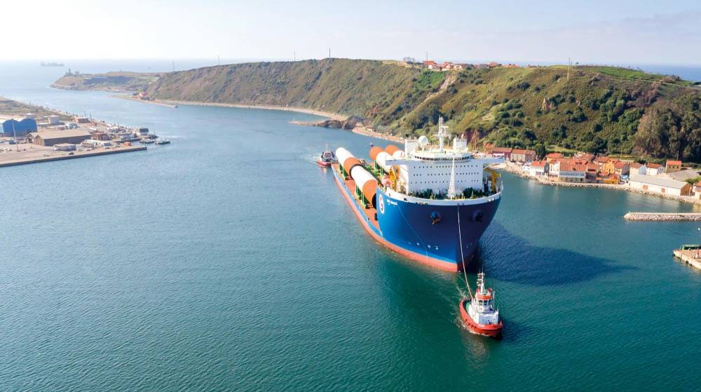 El Puerto de Avilés amplia sus límites con el mayor buque de su historia