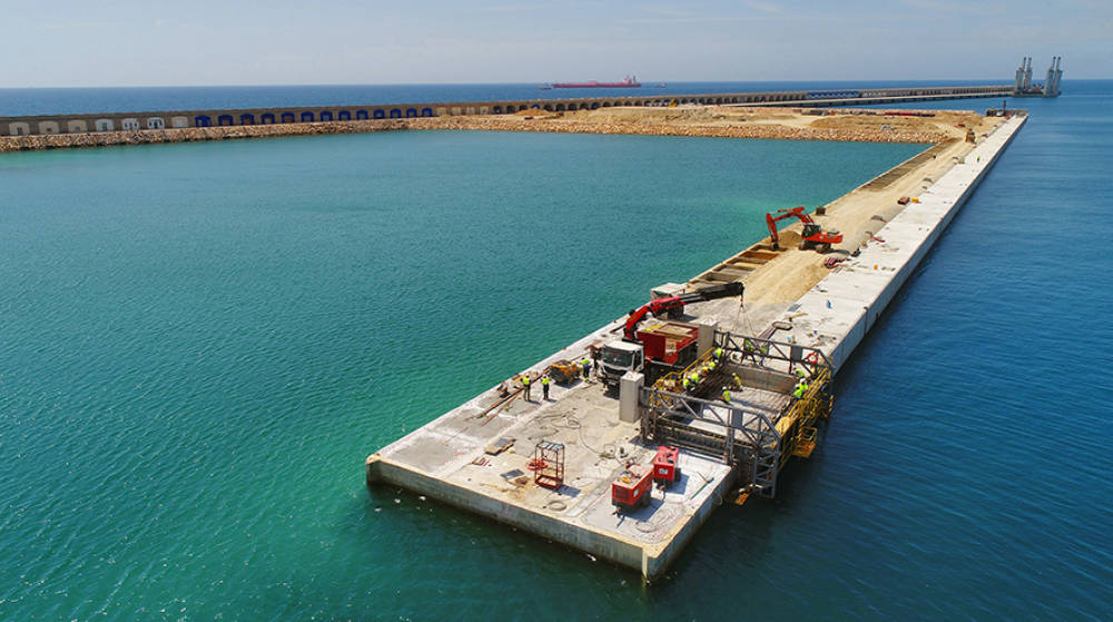Port de Tarragona finaliza los primeros 460 metros de viga cantil del Moll de Balears