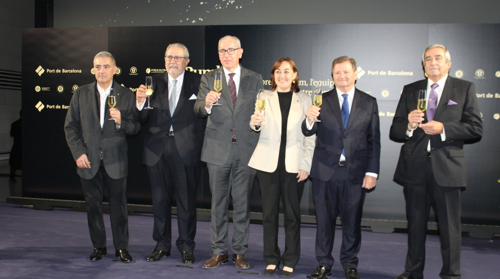 Salvador Richart, presidente de la Asociación de Consignatarios; Javier Vidal, presidente de la Asociación de Empresas Estibadoras; José Alberto Carbonell, presidente de Port de Barcelona; Sílvia Paneque, consellera de Territori; Antonio Llobet, presidente del COACAB; y Emili Sanz, presidente de ATEIA-OLTRA Barcelona. Foto M.V.