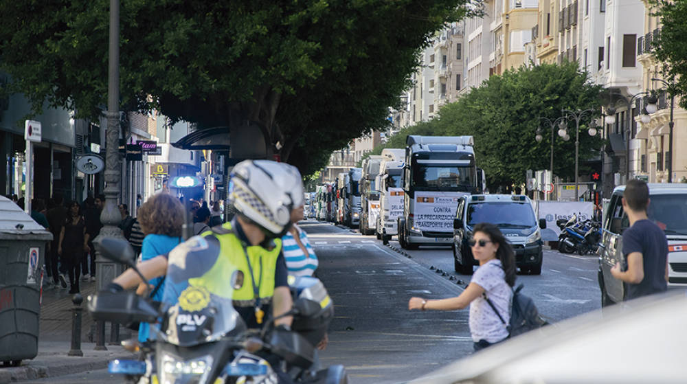 200 transportistas de Transcont sacan a las calles de Valencia la precariedad del colectivo