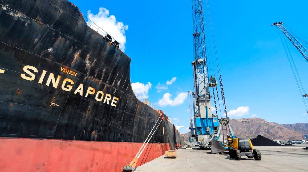 El Puerto de Cartagena acoge un granelero con 120.000 t de carbón