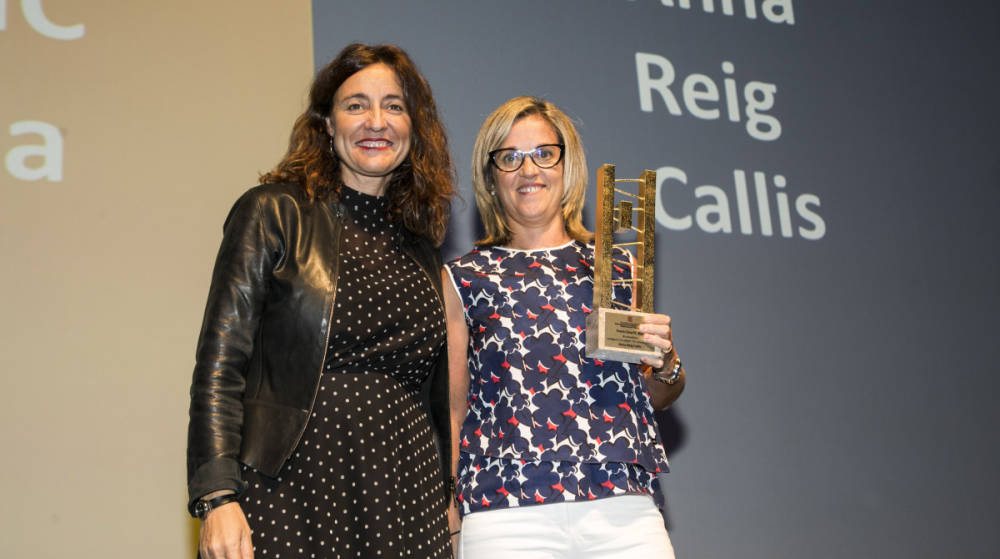 Merc&egrave; Conesa entrega el premio Estudiante TIC Universitaria en los Premios Mujer TIC