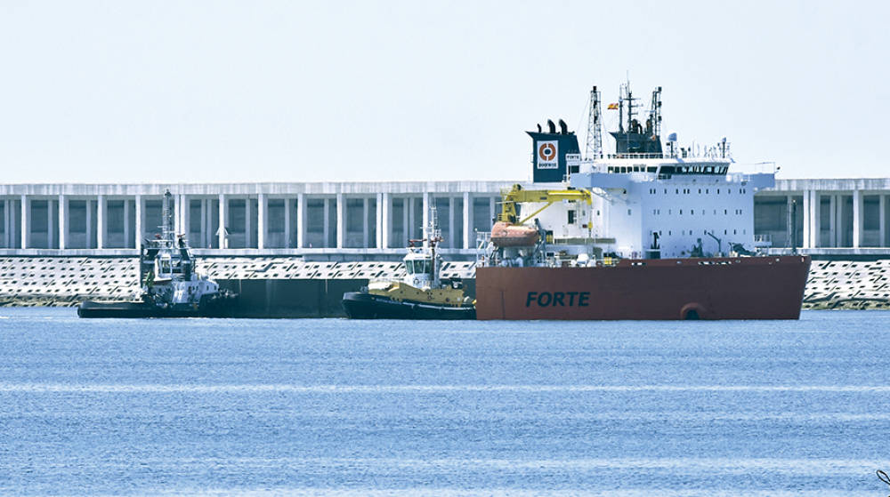El buque &ldquo;Forte&rdquo; carga en A Coru&ntilde;a los &uacute;ltimos bloques para Aberdeen