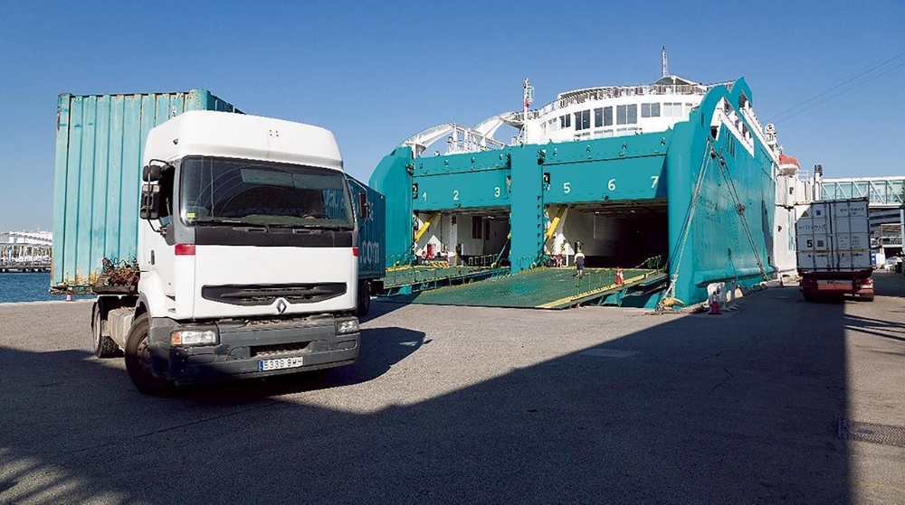 Los sólidos a granel, los vehículos y los pasajeros alivian la caída de tráfico del Puerto de Barcelona