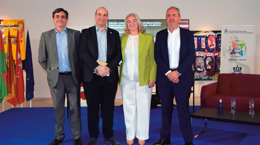 Tomás Vázquez, director de Carga Aérea de Aena; Miguel Jiménez, moderador y director de Diario del Puerto; Cristina Martín, fundadora y CEO de Usyncro; y Gabino Diego, fundador y CEO de Foro de Logística. Foto M.C.