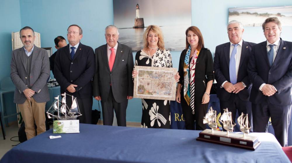 La presidenta de la AP de Huelva recibe la insignia de oro del Real Club Marítimo de la región