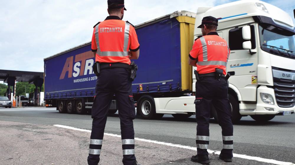 Euskadi refuerza la inspección de camiones en sus vías para comprobar la correcta sujeción y peso de la carga