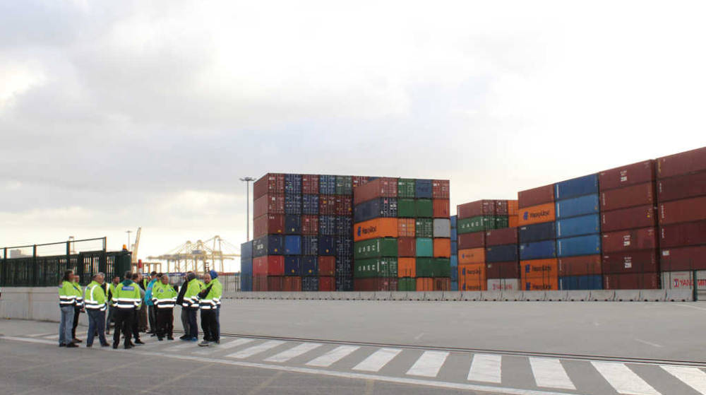 El paro del transporte inmoviliza unos 4.000 contenedores diarios en el Puerto de Barcelona