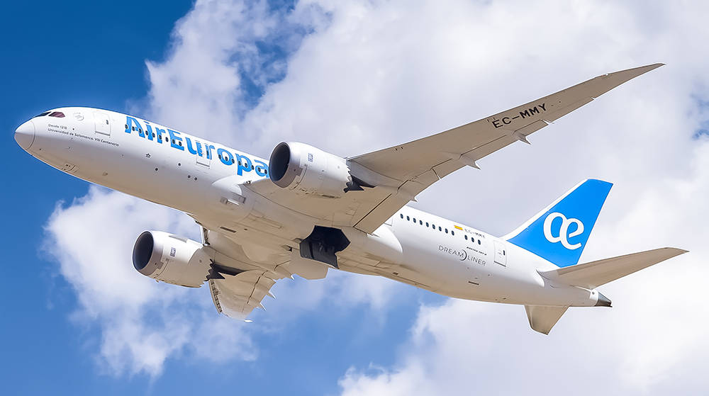 El Dreamliner de Air Europa trae el primer mill&oacute;n de mascarillas para el sector del transporte