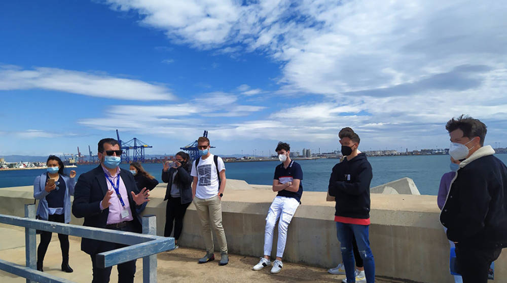 Los estudiantes vuelven a recorrer las instalaciones del Puerto de Valencia