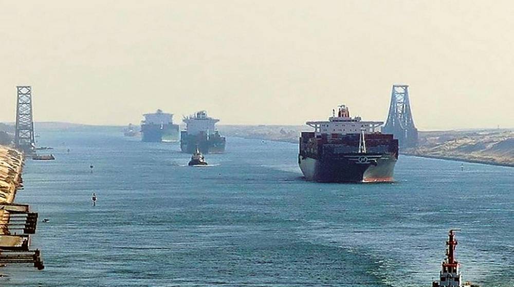 Los tránsitos por el Canal de Suez se reducen un 64% en las dos primeras semanas del año