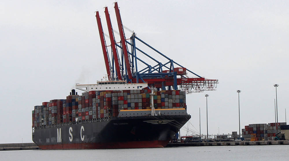 El buque &quot;MSC London&quot; atraca en el Puerto de M&aacute;laga para cargar 3.000 contenedores