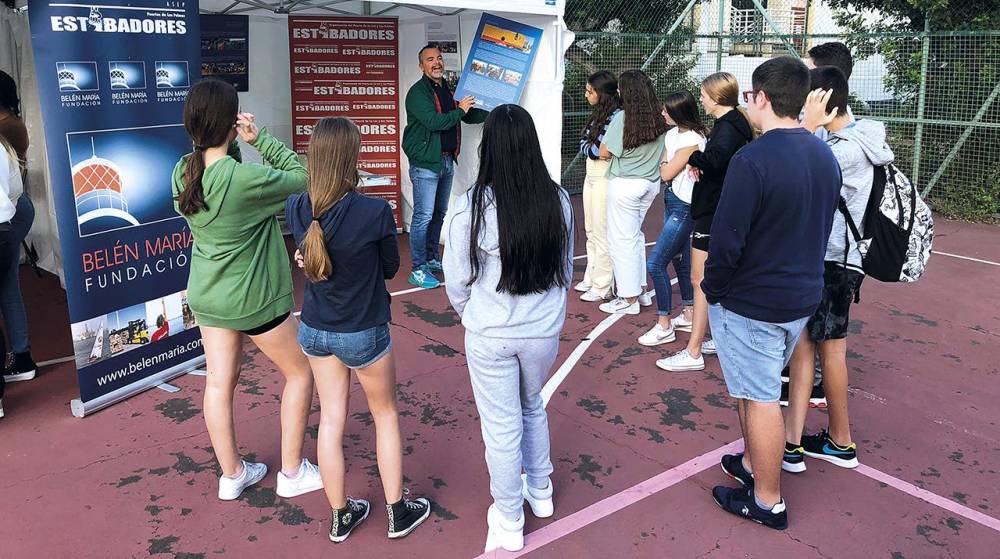 Los estibadores de Las Palmas dan a conocer el drama migratorio a alumnos de la ESO
