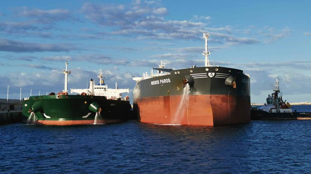 El puerto de Granadilla acoge la primera operativa de trasvase de combustible barco a barco