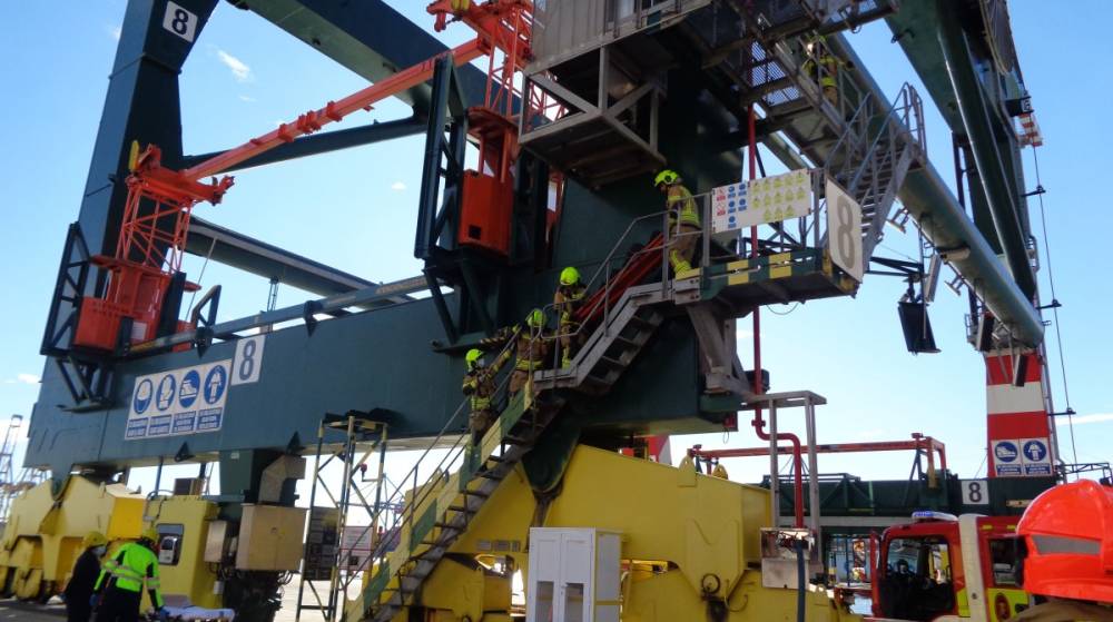 El Puerto de Valencia acoge un simulacro de rescate de un gruista