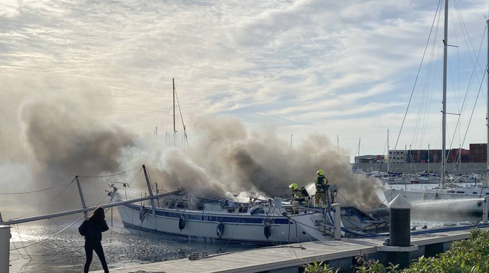 Un incendio calcina dos yates en la Marina de Valencia