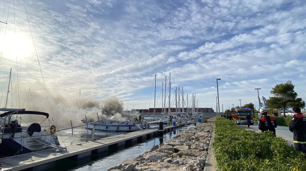 Un incendio calcina dos yates en la Marina de Valencia