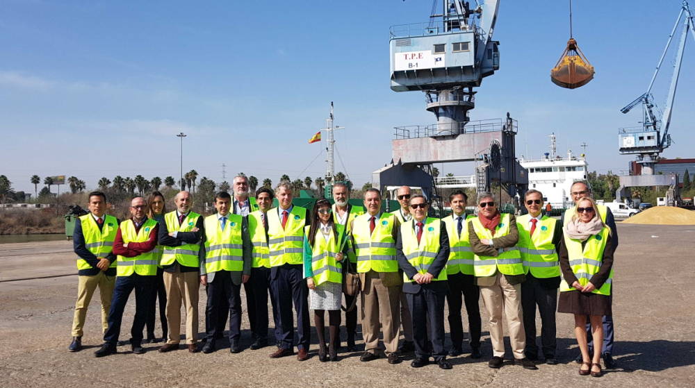 Empresarios del sector industrial visitan el Puerto de Sevilla