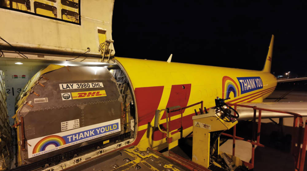 DHL agradece la labor de sus empleados con un mensaje en un avi&oacute;n personalizado
