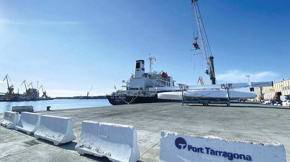 El velero del equipo Emirates Team New Zealand desembarca en el puerto de Tarragona