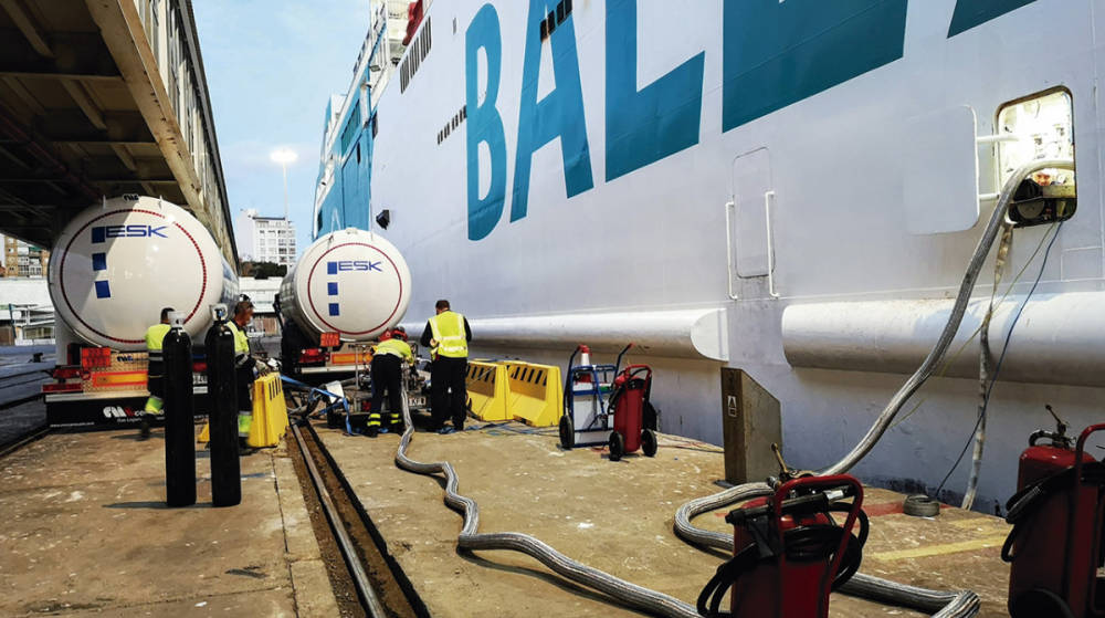 Bale&agrave;ria agiliza la carga de GNL en el Puerto de Almer&iacute;a con un &quot;bunkering multi truck&quot;