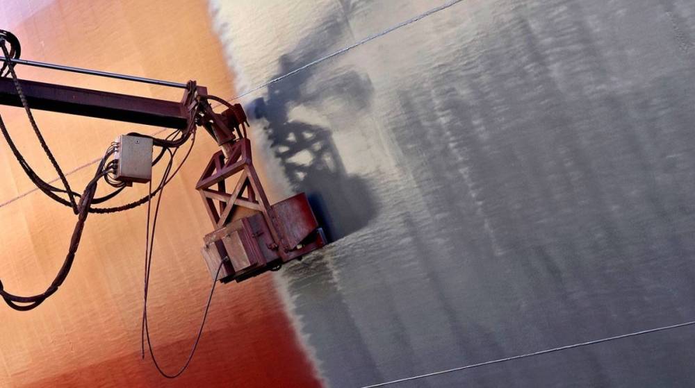Hapag-Lloyd prueba con &eacute;xito en nueve buques un innovador sistema robotizado de pintura del casco