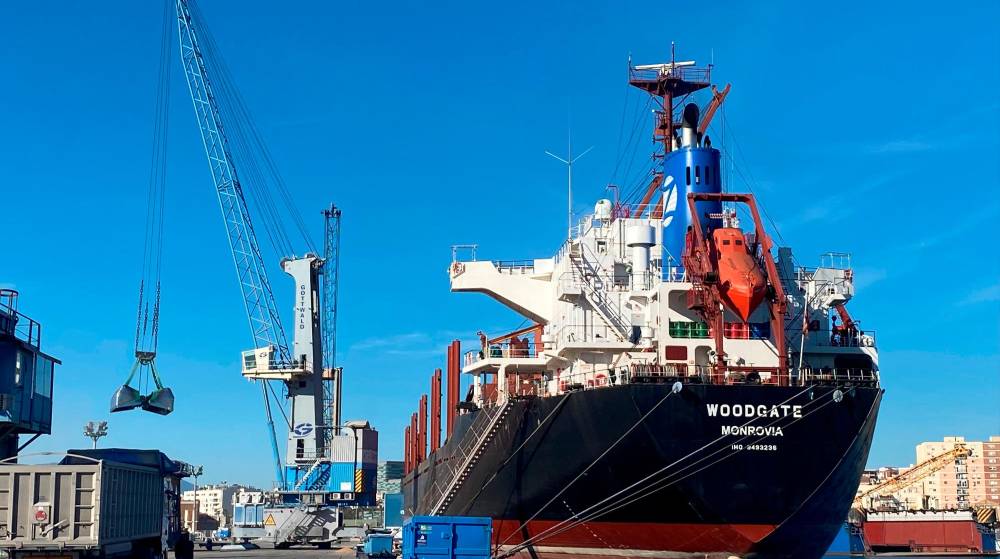 Estibadores y CPE sellan un acuerdo que garantiza la estabilidad laboral en el Puerto de Málaga
