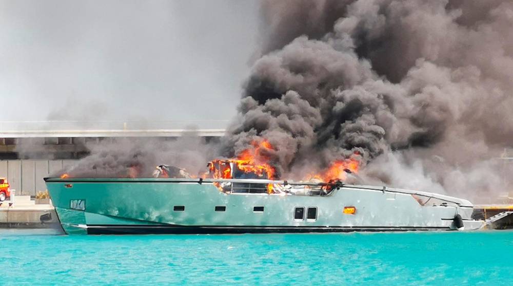 Un yate sufre un incendio en La Marina del Puerto de Valencia