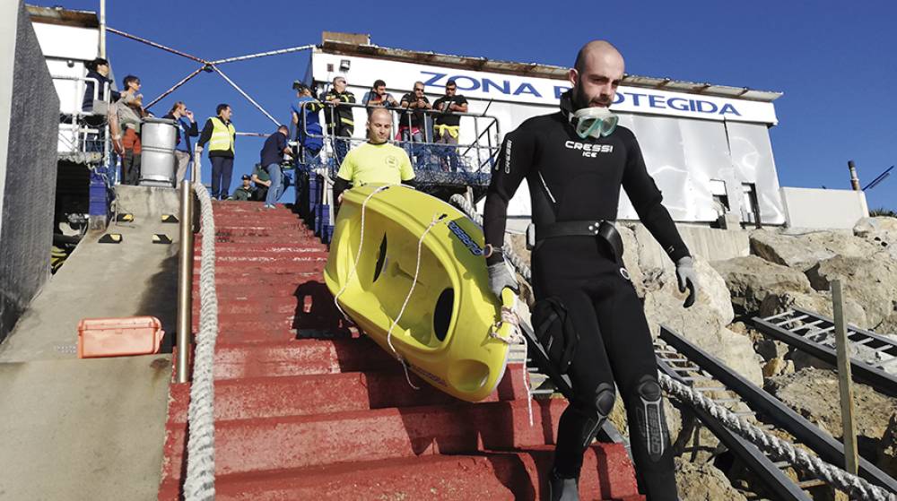 Simulacro de rescate a un buzo atrapado en un barco hundido en el Puerto de Tarragona