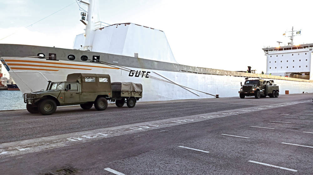 Desembarcan en el Puerto de Santander veh&iacute;culos y material militar del Ej&eacute;rcito de Tierra