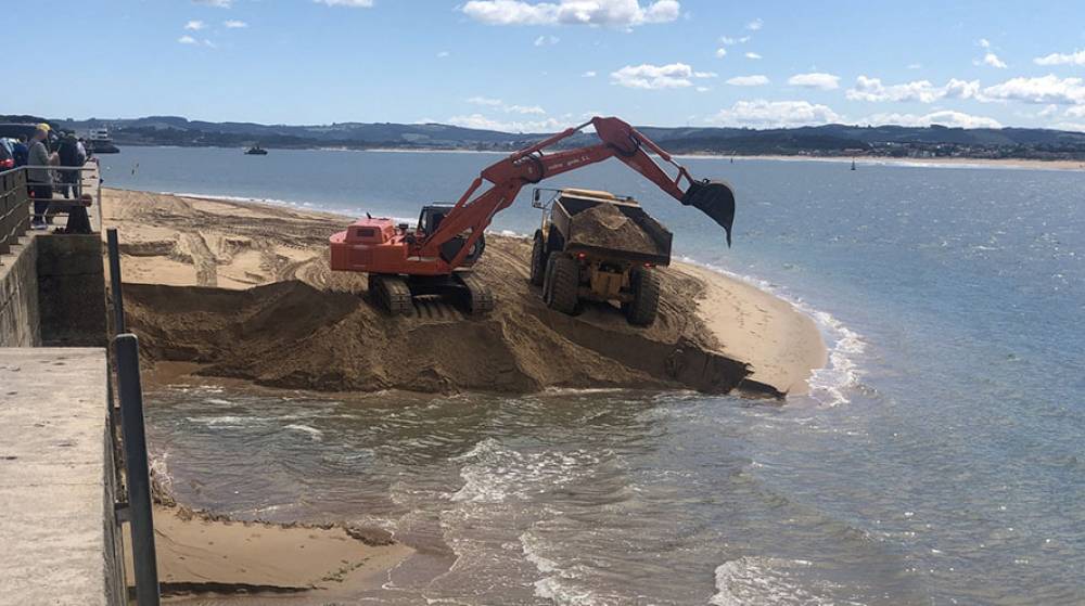 La AP de Santander inicia el trasvase de arena a la Playa de la Magdalena